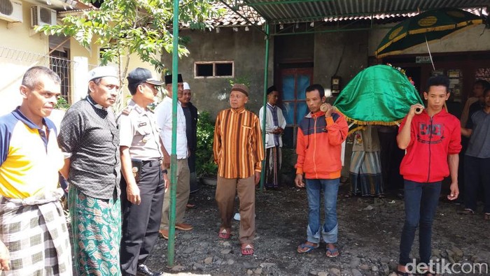 Pemakaman bocah SD yang ditemukan tewas di kebun durian, Banjarnegara, Selasa (4/2/2020).