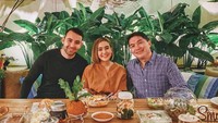 Kali ini Cita dan Roy tidak hanya makan berdua, ada kerabat yang menemani. Menu yang jadi pilihan Cita kali ini menu sehat yang terdiri dari salad. Foto: instagram @cita_citata