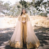 Masih dalam tema Timur Tengah,  busana bernuansa emas tersebut terdiri dari jumpsuit brokat yang dilengkapi cape dramatis. Tidak ketinggalan, sebuah headpiece bergaya mahkota sebagai sentuhan akhir. (Foto: Instagram/@berlianinsyirah)