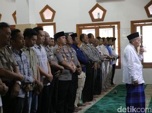 Ratusan Personel Polres Jombang Salat Gaib Doakan Gus Sholah
