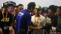 Rossi meyalamai seorang penggemarnya.