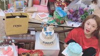 Memiliki penggemar yang banyak dan loyal, Lee Sung Kyung dikirimi hadiah super banyak. Diantaranya ada kue tart, camilan, karangan bunga, hingga barang-barang lainnya. Foto: Instagram @heybiblee