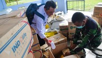 Logistik untuk WNI yang sedang menjalani observasi itu dimasukkan ke dalam sejumlah kardus. 