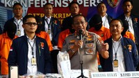 Kabid Humas Polda Metro Jaya Kombes Yusri Yunus mengatakan awalnya pihaknya mendapat laporan dari korban pada 16 Januari 2020 terkait adanya pencurian di rumah korban di daerah Kebon Jeruk, Jakarta Barat. Para pelaku disebutnya berjumlah lima orang yang tiga di antaranya bekerja sebagai pembantu, sopir hingga pengurus peliharaan di rumah korban.