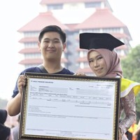 Selanjutnya, kado yang angkanya bisa berkembang dan bisa dijadikan investasi jangka panjang yaitu hadiah saham. Memberikan saham pada orang yang disayang mulai jadi tren sejak setahun lalu. Kamu bisa membeli saham ini di tempat yang memang terpercaya ya. Foto: Instagram @ngertisaham