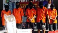 3 dari 5 pelaku bekerja sebagai pembantu, sopir hingga pengurus peliharaan di rumah korban. Sementara dua pelaku lainnya direkrut dari luar.
