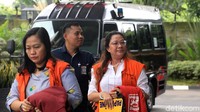 Dalam kasus ini, KPK menetapkan empat orang sebagai tersangka, yakni Wahyu Setiawan; Agustiani Tio Fridelina, yang diketahui sebagai mantan anggota Badan Pengawas Pemilu dan berperan menjadi orang kepercayaan Wahyu; Saeful, yang hanya disebut KPK sebagai pihak swasta; serta Harun Masiku, yang diketahui sebagai caleg PDIP.