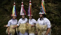 Kostumnya adalah baju dari kulit domba, rok renda, topi kerucut warna-warni dan lonceng sapi raksasa di pinggang. (AP Photo/Alvaro Barrientos)