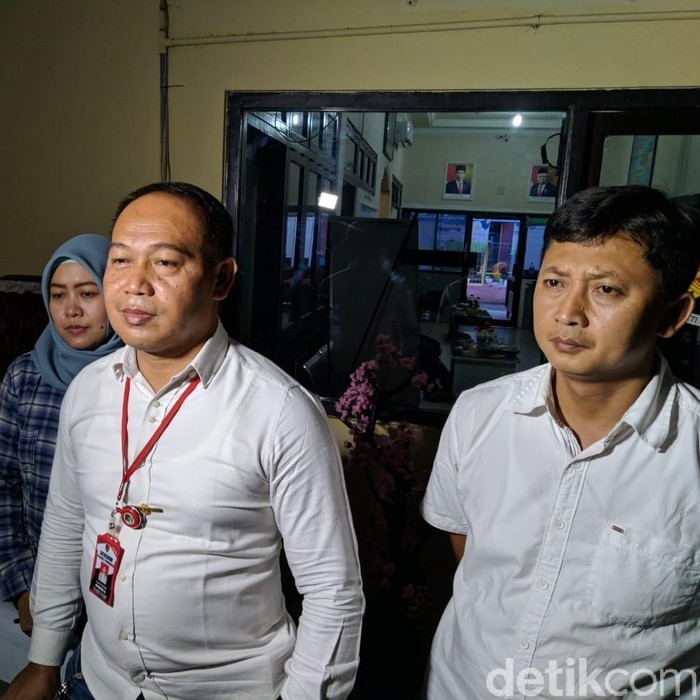 Polisi Ponorogo memeriksa empat orang untuk mengungkap kasus penemuan mayat bayi di irigasi sawah. Namun mengenai penyebab kematian menunggu hasil laboratorium RS Bhayangkara Kediri.