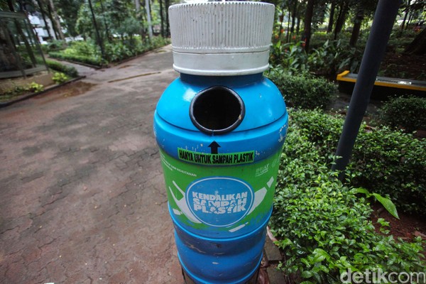 Kawasan Arboretum ini juga dilengkapi berbagai fasilitas yaitu jalan setapak, tempat duduk, dan tempat sampah. Kawasan Arboretum ini juga dilengkapi berbagai fasilitas yaitu jalan setapak, tempat duduk, dan tempat sampah.