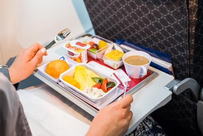 tips makan di pesawat