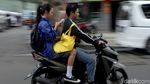 Bandel! Aksi Pelajar Bonceng Tiga hingga Tak Pakai Helm di Jalan