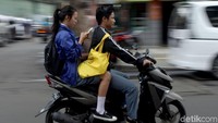 Meski melanggar peraturan lalu lintas terkait keselamatan dalam berkendara para pelajar tersebut tampak tak khawatir ditilang oleh polisi lalu lintas.