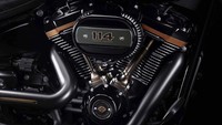 Edisi khusus Harley-Davidson Fat Boy ini memiliki tampilan yang sangat berbeda dibandingkan dengan model yang Fat Boy yang sudah diperkenalkan. Dengan sentuhan warna hitam pada setiap sudutnya. Foto: Pool (MCN)