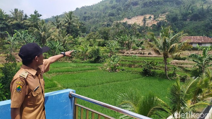 Tebing Gunung Pasir Pogor di Desa Cimenteng, Kecamatan Campaka, Kabupaten Cianjur dieksploitasi sehingga mengancam pemukiman warga di bawahnya