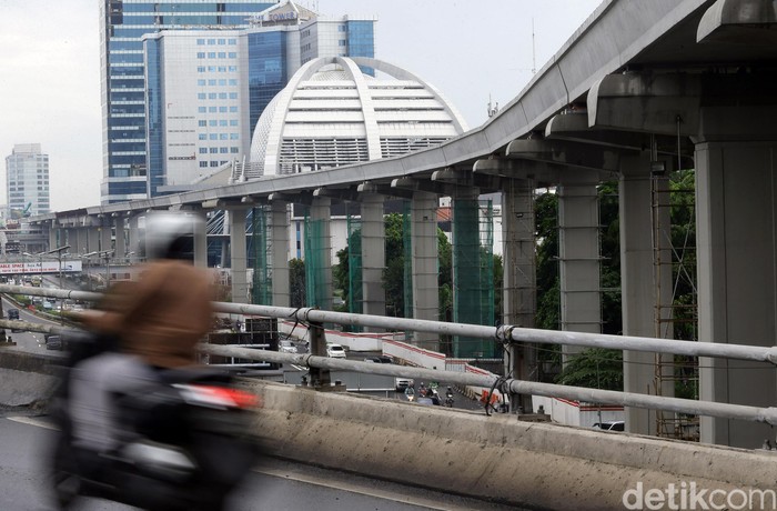 Proyek pembangunan LRT Jabodebek terus berjalan. Namun, penyelesaian proyek ini tampaknya akan mundur dari target Juli 2021.