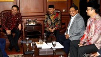 Selain Jazuli Juwaini, hadir pula Dimyati Natakusumah dan Habib Aboe Bakar Al Habsyi dari Fraksi PKS. Sedangkan dari Fraksi Demokrat ada Hinca Panjaitan, Herman Khaeron dan Benny K Harman.