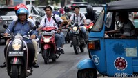 Penampakan sejumlah pelajar yang tak mengenakan helm saat melintas di kawasan Petojo, Jakarta.