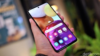 Mengusung layar Super AMOLED Plus dengan ukuran 6,7 inch dan resolusi Full HD+. Foto: Adi Fida Rahman/detikINET