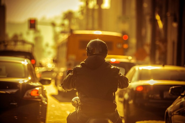 ilustrasi motor Motorcyclist in Traffic jam