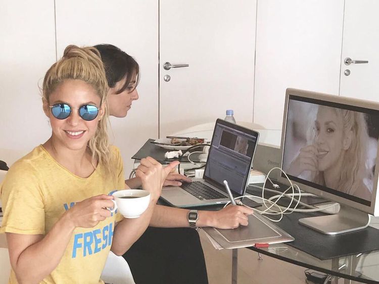 Shakira Tetap Seksi di Usia 43, Intip Potretnya Bersama Makanan