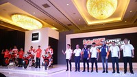 Para pebalap Astra Hoda Racing School (AHRS) berpose di atas motor yang akan digunakan dalam ajang balap nasional maupun internasional.