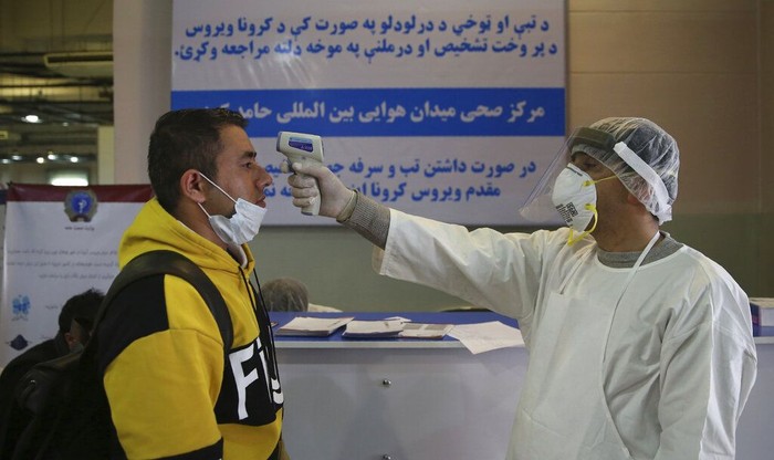 Afghanistan Perketat Pengawasan Penumpang Imbas Virus Corona Afghanistan perketat pengawasan di bandara terkait wabah virus corona. Para penumpang yang tiba di bandara mendapat pemeriksaan kesehatan dari petugas bandara.