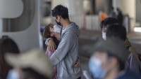 Guna mencegah penyebaran virus tersebut sejumlah negara memberlakukan berbagai pengamanan dan pencegahan, diantaranya memperketat pengamanan keluar masuk penumpang di bandara dari penerbangan internasional dan menjemput pulang sejumlah warga negara yang terjebak di Wuhan, China.