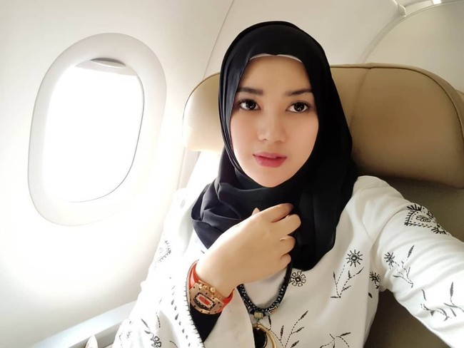 Setelah pernikahannya dengan Opick yang kontroversial, Bebi Silvana kembali membuat menarik atensi karena mengunggah hoax soal virus Corona tertulis di Iqra. Pada akhirnya, Bebi minta maaf terkait keriuhan yang dibuatnya. Foto: instagram @bebi.silvana