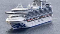 Sejumlah petugas karantina menaiki kapal pesiar Diamond Princess yang sedang dikarantina di Yokohama pada Senin (3/2) malam waktu setempat. Para petugas itu masuk ke dalam kapal pesiar untuk memeriksa 2.666 penumpang dan 1.045 awak yang ada di dalamnya. Kyodo News via AP.