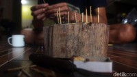 Patung ukir mini yang dibuat oleh Hendri tersebut berukuran mulai dari 2 mm hingga 3 cm. Menariknya Hendri hanya butuh waktu 10-20 menit untuk membuat satu patung mini tersebut.
