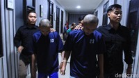 Dua pelaku utama pembunuhan penagih utang Edward Silaban berinisial LT dan RM digiring ke Mapolresta Bandung.