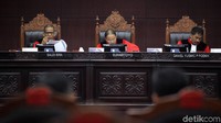 Selanjutnya, hakim konstitusi Saldi Isra memberikan masukan terkait kelengkapan dokumen. Saldi sempat menanyakan, apakah para pemohon memiliki Surat Izin Mengemudi (SIM).