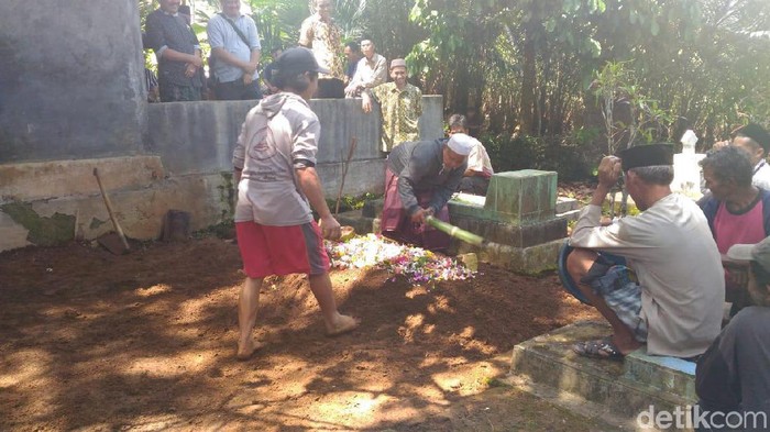 Pemakaman bocah SD yang ditemukan tewas di kebun durian banjarnegara, Selasa (4/2/2020)