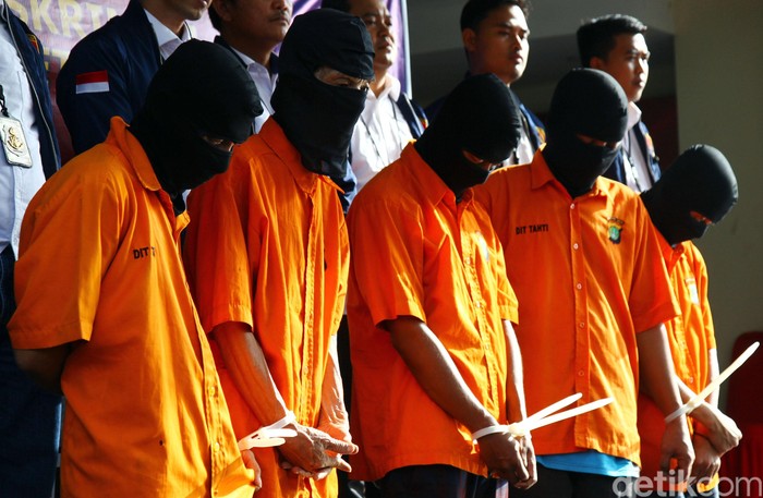 Pembantu yang Curi Uang Majikan Rp 4,2 Miliar Dibekuk Polda Metro Jaya menangkap lima orang yang mencuri uang hingga sebesar Rp 4,2 miliar. 3 dari 5 pelaku bekerja sebagai pembantu, sopir hingga pengurus peliharaan di rumah korban. hal itu disampaikan oleh Kabid Humas Polda Metro Jaya Kombes Yusri Yunus di Mapolda Metro Jaya, Selasa (4/2/2020).
