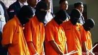 Lima pelaku dihadirkan dalam jumpa pers di Mapolda Metro Jaya, Selasa (4/2/2020). Mereka adalah TOM (36), YUL (66), WIS (27), PAR (45), dan SUA (27).