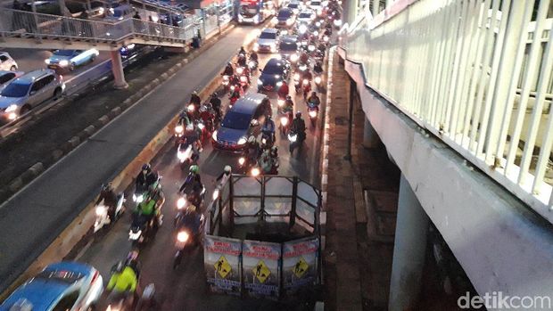 Ada Galian Proyek di Jl Gatot Subroto, Warga: Macet, Nggak Ada yang Kerjain