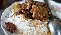 Depot Bejo Untung Sidoarjo juga punya nasi lodeh andalan. Ditambah lauk tempe goreng dan sambal rasanya makin sedap. Foto : Instagram @timo0o-