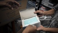 Seperti contoh, masker di pasar Pramuka yang mengalami kenaikan itu awalnya dibanderol mulai dari Rp195.000 sampai Rp250.000 per box. Akibat wabah virus Corona ini bisa naik menjadi hampir diharga Rp 1.700.000 per-box.