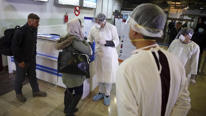 Afghanistan Perketat Pengawasan Penumpang Imbas Virus Corona Afghanistan perketat pengawasan di bandara terkait wabah virus corona. Para penumpang yang tiba di bandara mendapat pemeriksaan kesehatan dari petugas bandara.