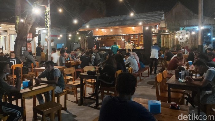 Chaidir Anwar Tanjung-detikcom/ warga Ranai Natuna santai menikmati kopi, Selasa (4/2/2020)