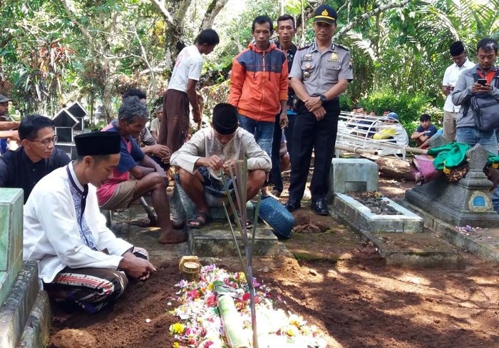 Tewas di Kebun Durian, Bocah SD Diduga Dibunuh Siswa SD, MR (13), yang ditemukan tewas di kebun durian di Banjarnegara diduga menjadi korban pembunuhan. Sebab, ditemukan luka sayat dan bekas cekikan pada leher korban.