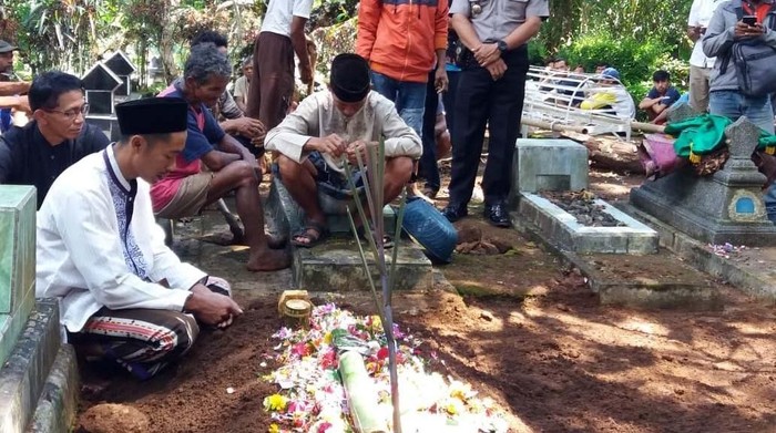 Siswa SD, MR (13), yang ditemukan tewas di kebun durian di Banjarnegara diduga menjadi korban pembunuhan. Sebab, ditemukan luka sayat dan bekas cekikan pada leher korban.