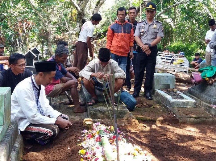 Siswa SD, MR (13), yang ditemukan tewas di kebun durian di Banjarnegara diduga menjadi korban pembunuhan. Sebab, ditemukan luka sayat dan bekas cekikan pada leher korban.