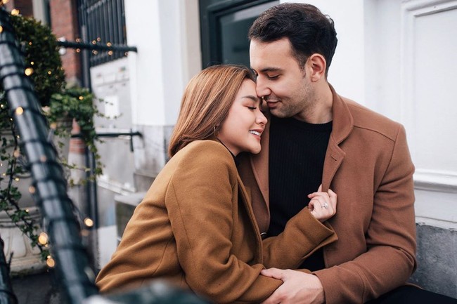 Cita-citata juga sempat gagal menikah. Padahal saat itu persiapan pernikahannya dengan Roy Geurts yang merupakan Warga Negara Asing (WNA) sudah 100%. Sebelumnya Cita Citata sempat memamerkan momen ketika Roy melamarnya di Belanda. Foto: instagram @cita_citata