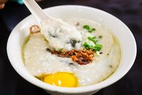 Kesal Pesanan Telur Tak Matang, Pria Ini Lempar Bubur Panas ke Penjual