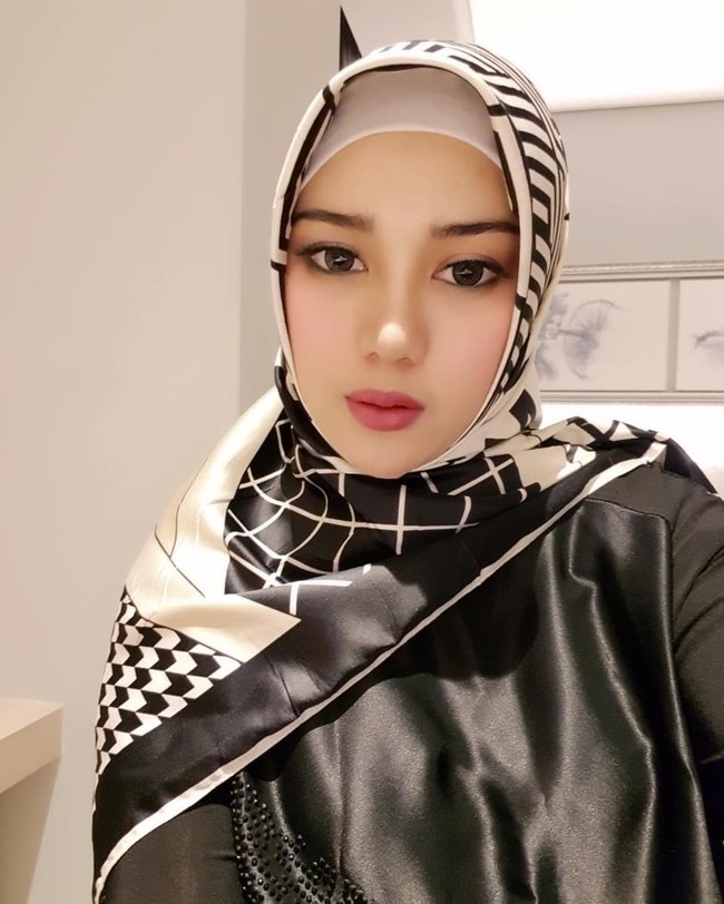 Hijab segi empat menjadi pilihan Bebi Silvana untuk beraktivitas. Seperti gayanya ini, Bebi Silvana tampak memakai hijab segi empat satin paduan corak hitam dan putih. Foto: instagram @bebi.silvana