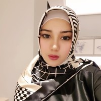 Hijab segi empat menjadi pilihan Bebi Silvana untuk beraktivitas. Seperti gayanya ini, Bebi Silvana tampak memakai hijab segi empat satin paduan corak hitam dan putih. Foto: instagram @bebi.silvana