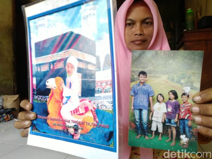Keluarga Delis Sulistina yang mayatnya ditemukan tewas di gorong-gorong