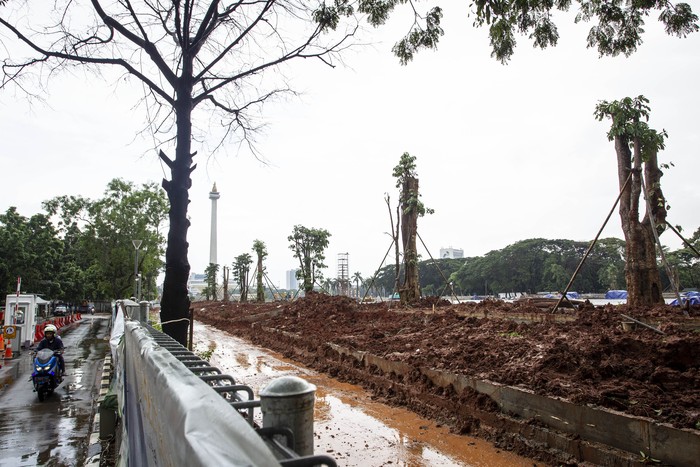 Suasana penanaman pohon di lokasi revitalisasi Plaza Selatan Monumen Nasional (Monas), Jakarta, Selasa (4/2/2020). Penanaman pohon tersebut dilakukan untuk mengganti pohon lama yang ditebang saat pembangunan proyek Plaza Selatan serta bagian dari penghijauan Monas. ANTARA FOTO/Dhemas Reviyanto/nz